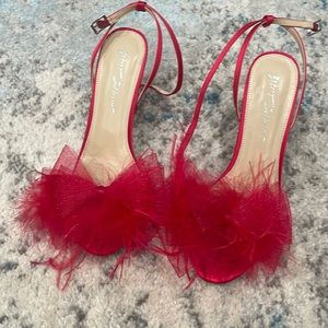Beautiful red feathers and mesh bow.These Betsy Johnson sandals are head turners